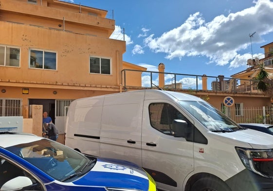 Operarios trabajan en la antigua residencia Miratorre, por la entrada de la calle Colegial, el pasado 16 de abril.