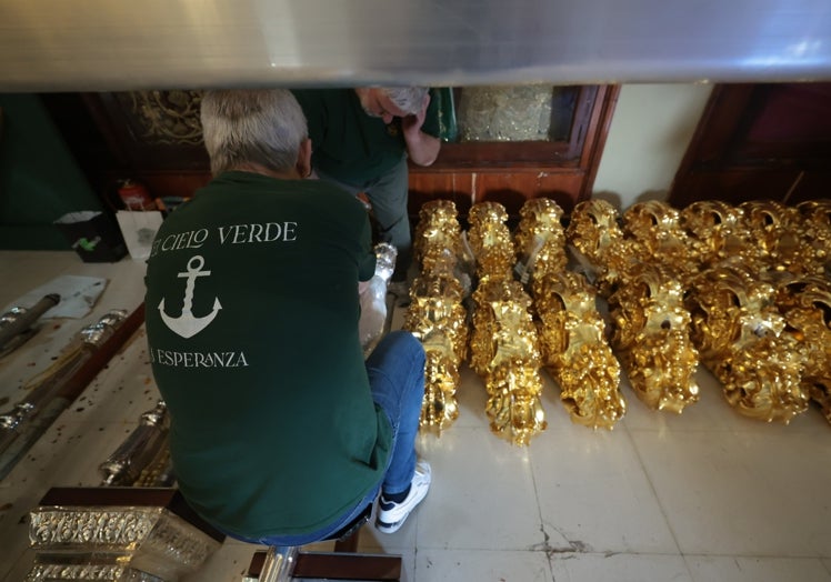 Las cabezas de varal, dispuestas para su embalaje junto a las barras de palio.
