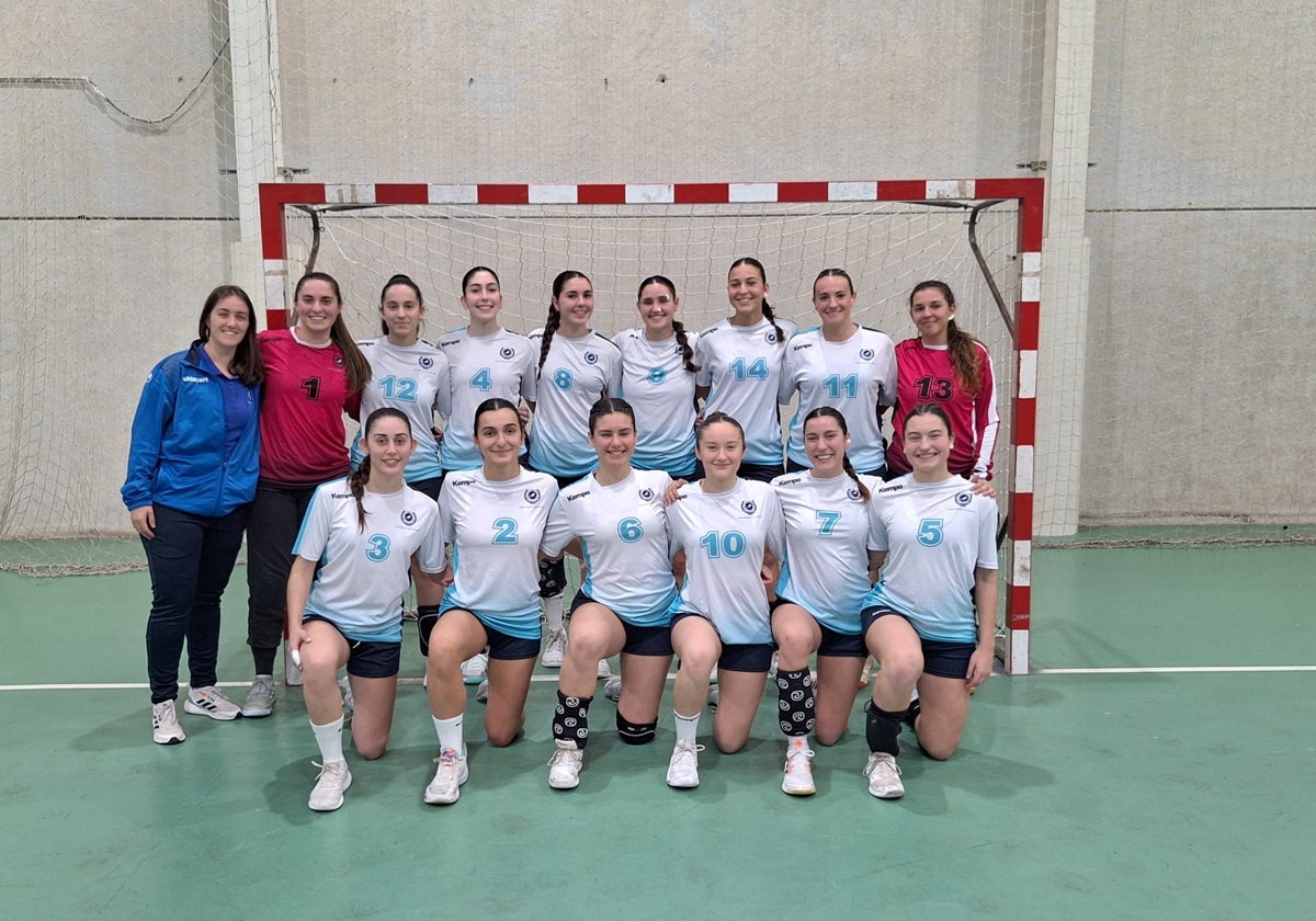El equipo de balonmano femenino de la UMA, en el complejo deportivo universitario.
