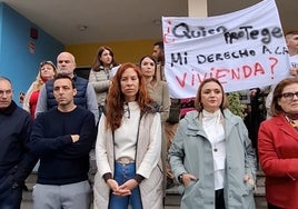 La alcaldesa, con concejales del equipo de Gobierno, en la protesta organizada por las familias afectadas por los desahucios.