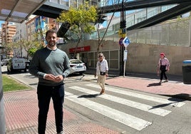 Ponce delante de la estación de tren de Los Boliches.