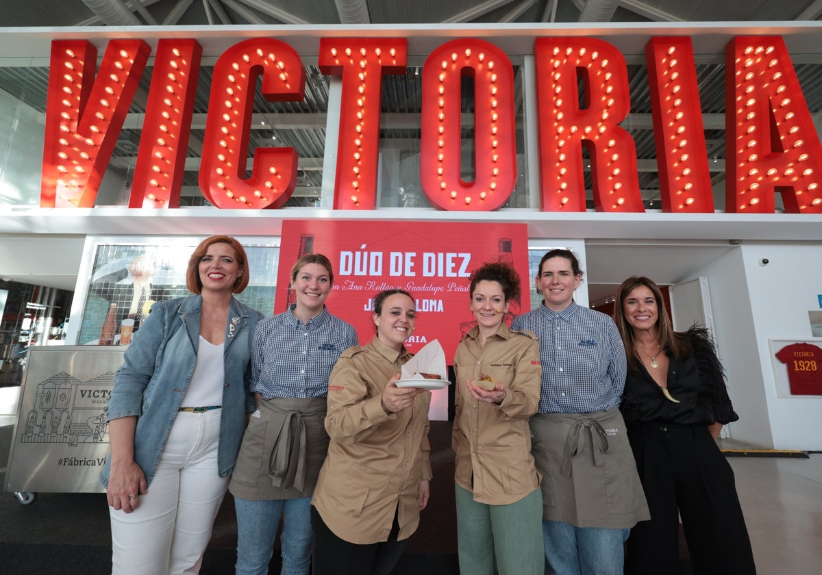 Las propietarias de Juana Paloma, con parte de su equipo y organizadores.