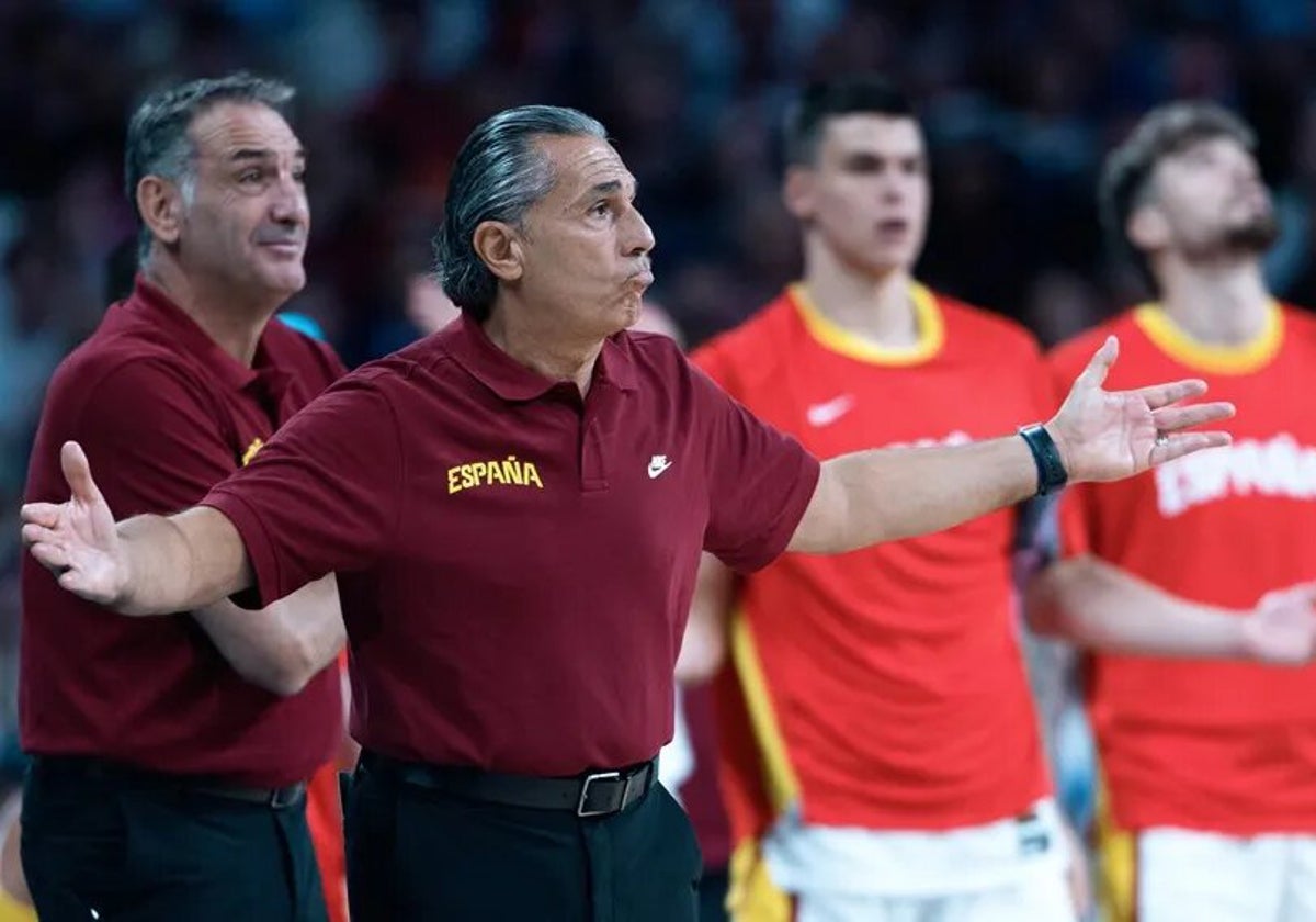 Sergio Scariolo, dirigiendo un partido de la absoluta.