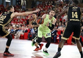 Satoransky penetra rodeado de jugadores del Mónaco.