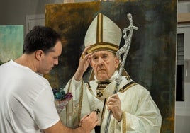 Raúl Berzosa, en el proceso de ejecución del último retrato del Papa Francisco.
