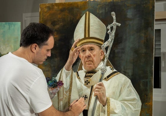 Raúl Berzosa, en el proceso de ejecución del último retrato del Papa Francisco.