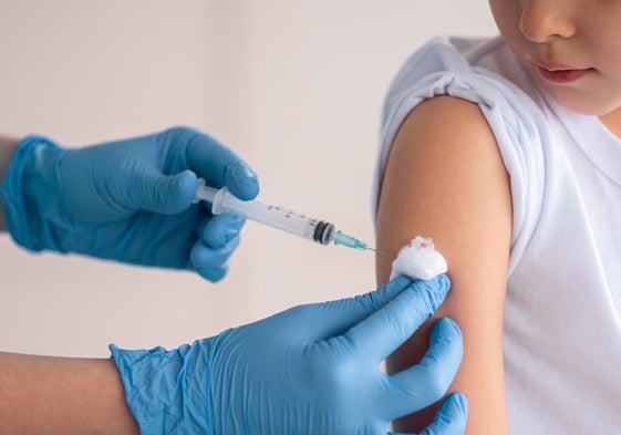 Un niño es vacunado de la meningitis.