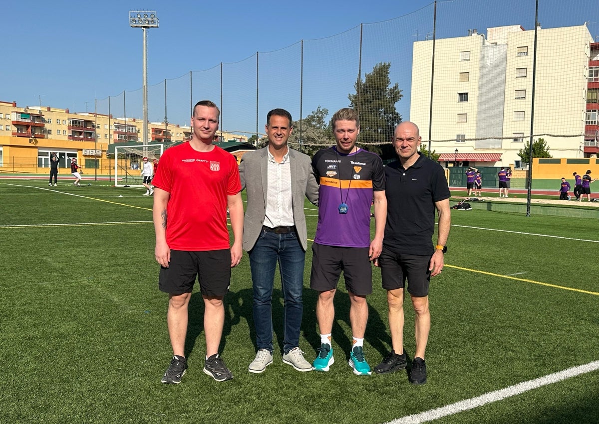 Imagen secundaria 1 - Jugadores del Sotkamon, equipo que ganó la liga el año pasado, entrenando en el Elola y el concejal, junto al director de la Federación y los entrenadores de los equipos  que jugarán el domingo.