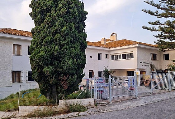 Imagen del edificio de la urbanización El Olivar, que se convertirá en un centro de internamiento.