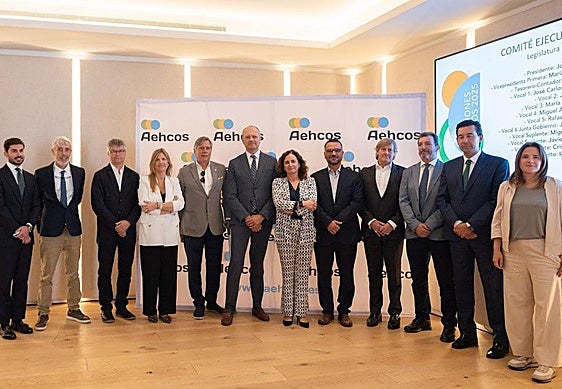 Foto de familia del comité ejecutivo, con José Luque en el centro.