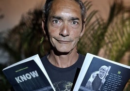 Emilio Álvarez muestra ejemplares de su libro 'Know'.