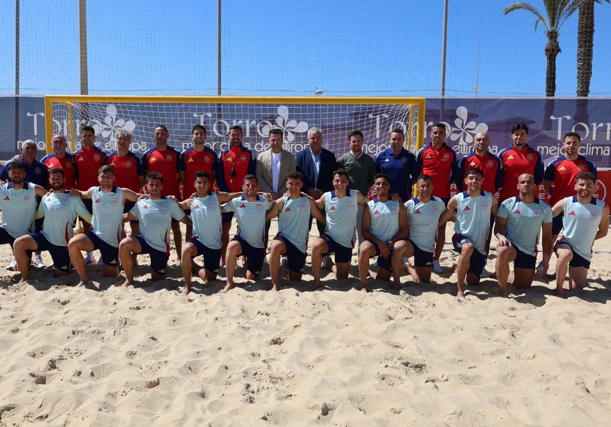 Foto de familia de los jugadores con el alcalde y el edil de Deportes.