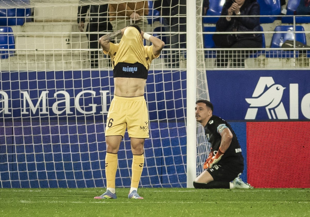 Alfonso Herrero y Antoñito se lamentan del gol encajado en Huesca casi al final del partido.