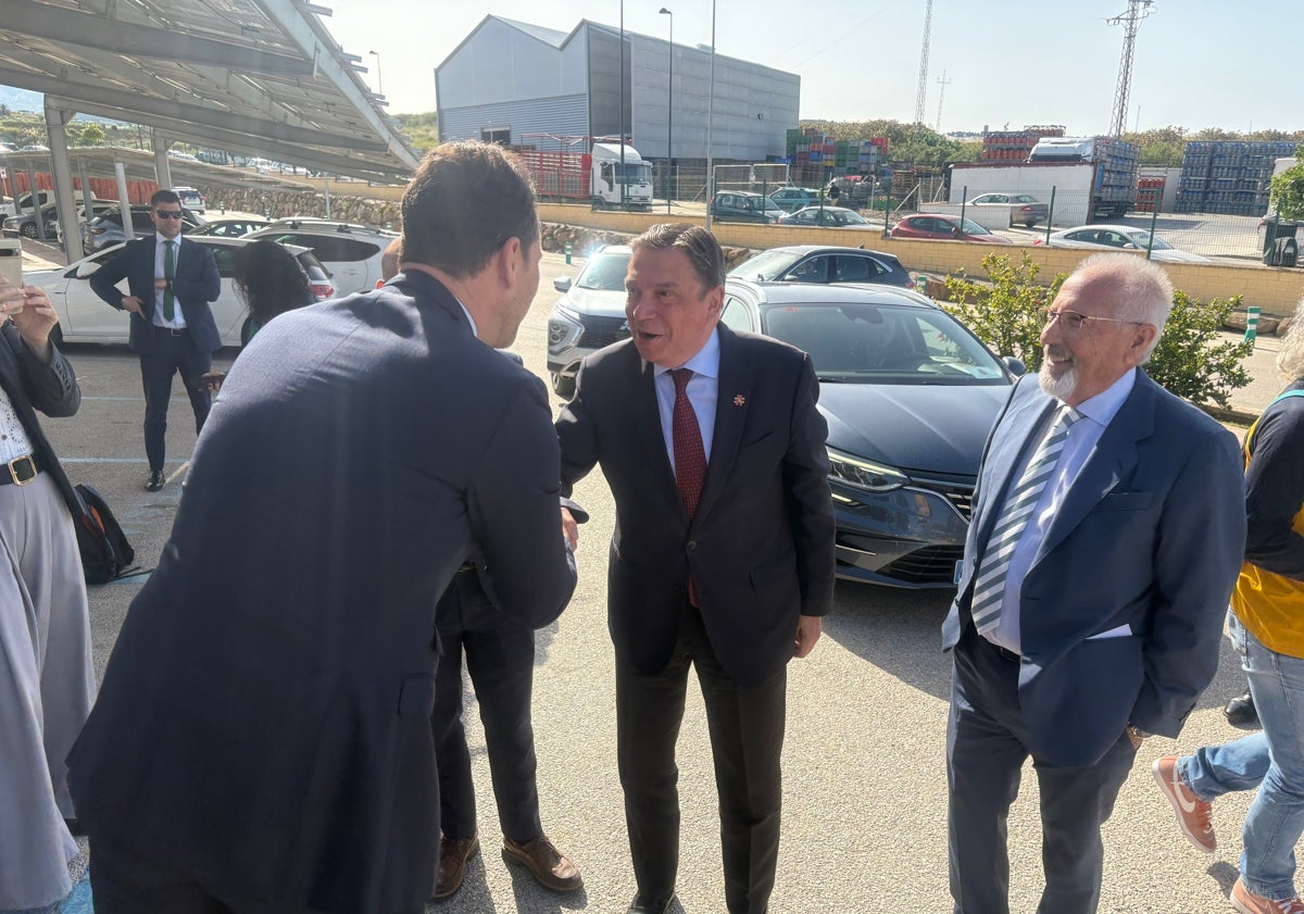 Imagen principal - Tres imágenes de la visita del ministro de Agricultura y Pesca a la sede de Trops en Vélez-Málaga, este jueves.