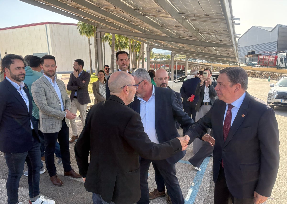 Imagen secundaria 1 - Tres imágenes de la visita del ministro de Agricultura y Pesca a la sede de Trops en Vélez-Málaga, este jueves.