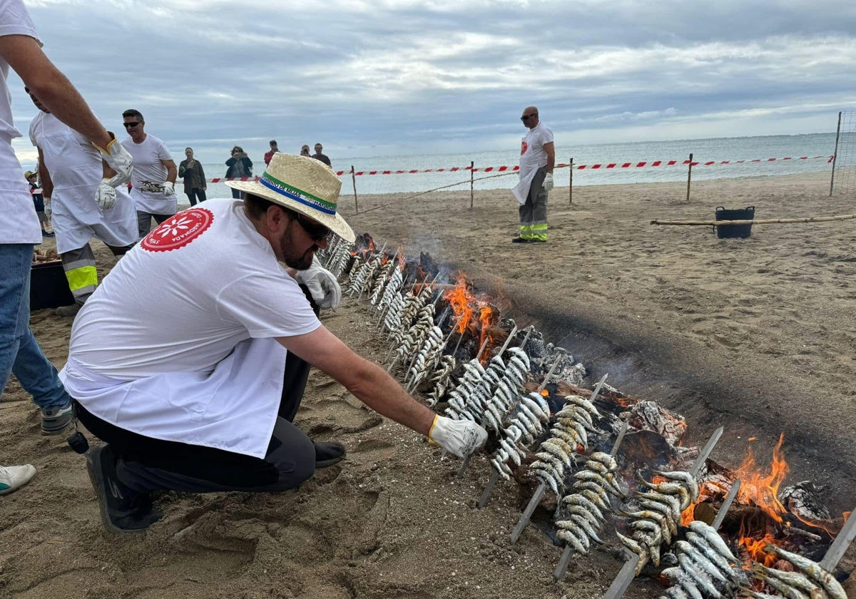 Todo listo para la sardinada de Mijas, en la que se repartirán más de 600 kilos de sardinas
