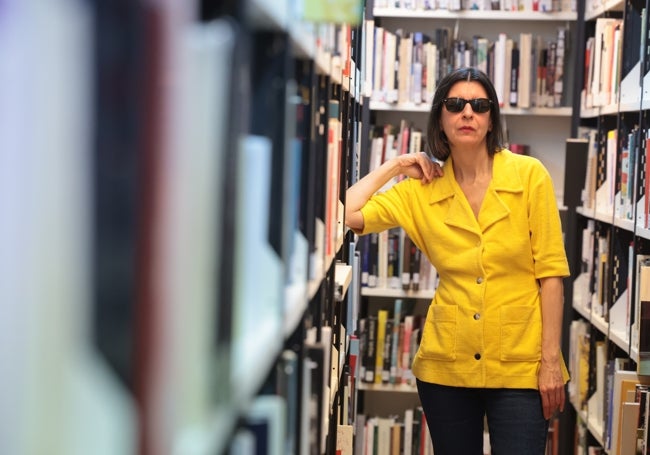 Ana Esmith, en la biblioteca de la Casa Natal de Picasso.