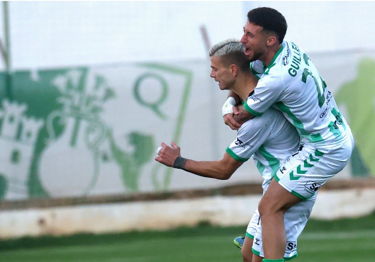 Guillem Jaime celebra con Longo uno de sus goles.