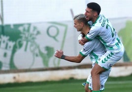 Guillem Jaime celebra con Longo uno de sus goles.