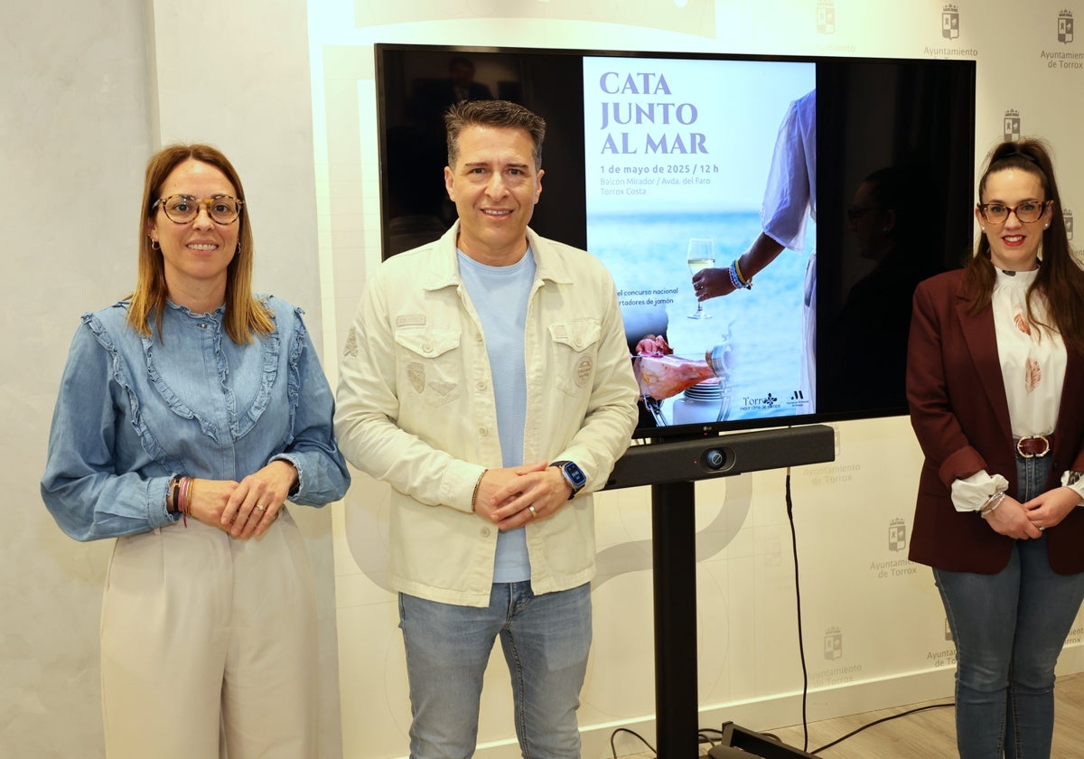 Acto de presentación de la iniciativa en el salón de plenos del Ayuntamiento de Torrox.