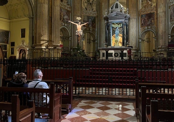 Vista del altar mayor del primer templo de la diócesis.