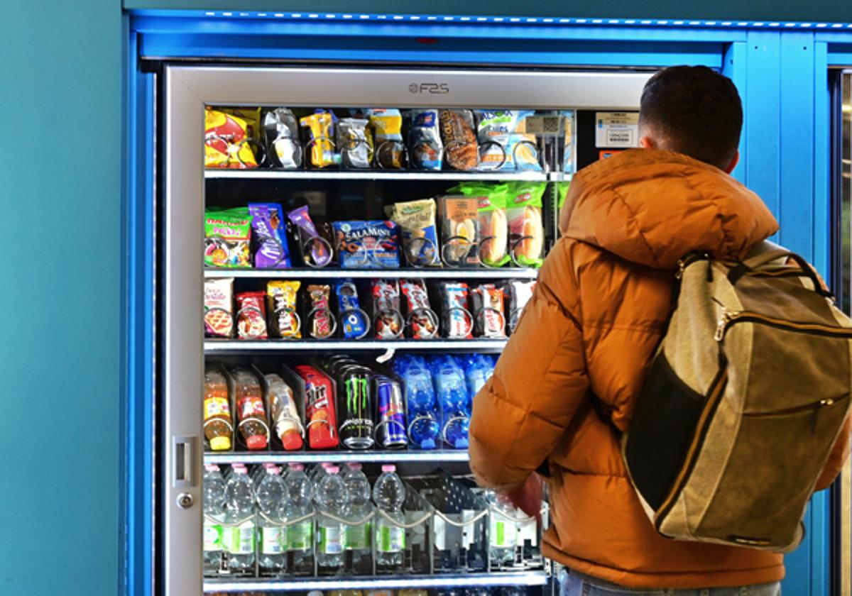 Ni donuts ni patatas: una nueva norma prohíbe todos estos alimentos en máquinas expendedoras de colegios e institutos
