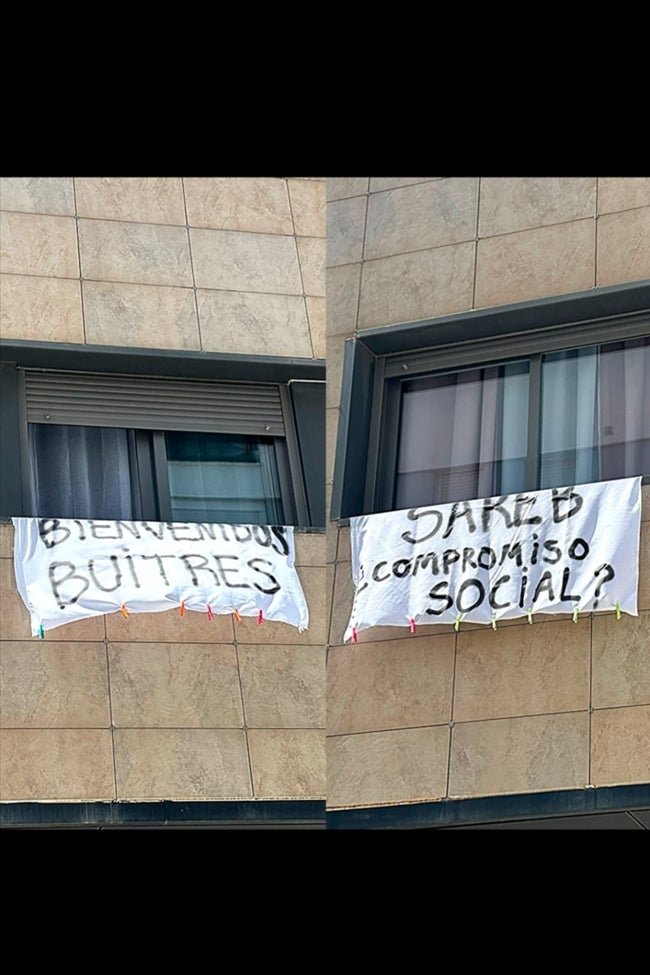 Pancartas en las viviendas del bloque afectado por el proceso de ejecución hipotecaria.
