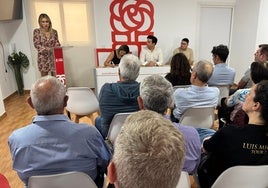 Patricia Alba se dirige a la asamblea.