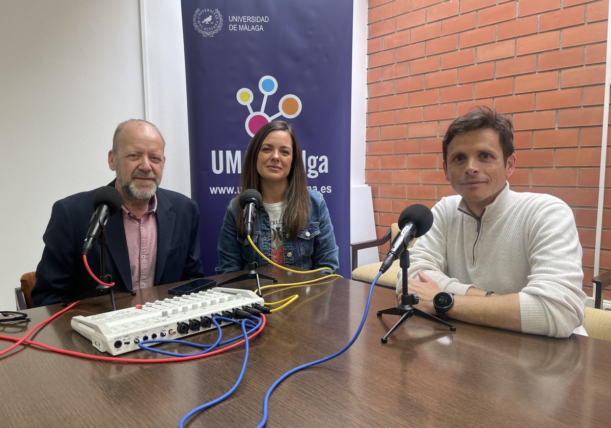 Javier Atencia, Javier Sánchez e Inés Moreno, en el estudio del podcast 'Hablando se entiende la ciencia'.