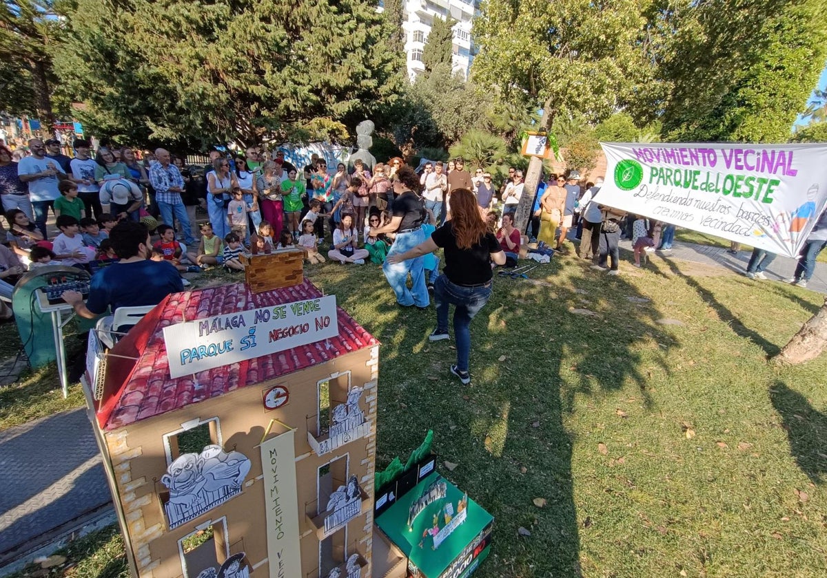 Vecinos del Parque del Oeste de Málaga celebran con una fiesta el fin del Festival de las Linternas