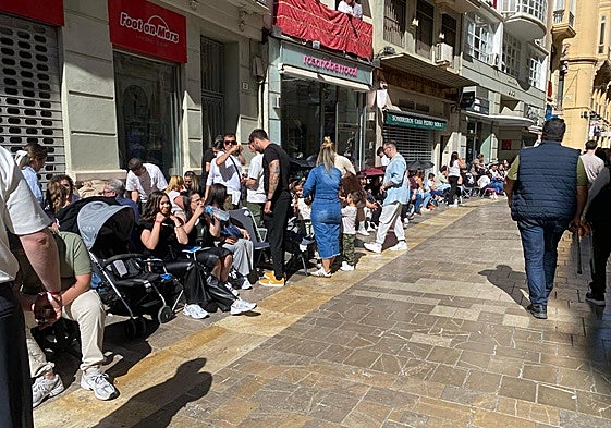 Proliferación de personas con sillas plegables, este Jueves Santo en calle Especería.