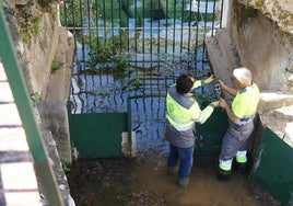 Operarios de Coín comprueban la situación del río Nacimiento.