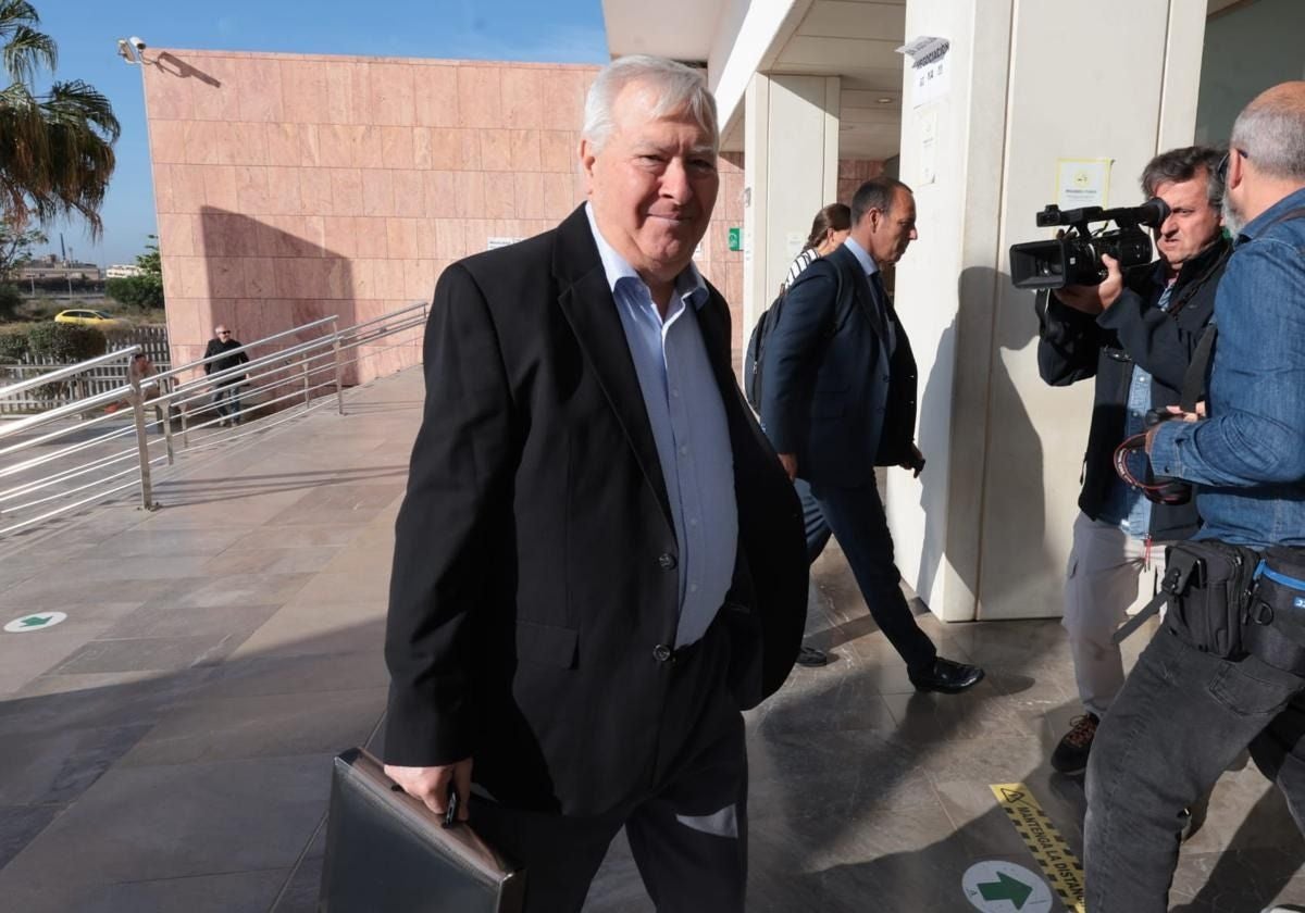 El presidente de la APA, en una de sus visitas a la Ciudad de la Justicia.