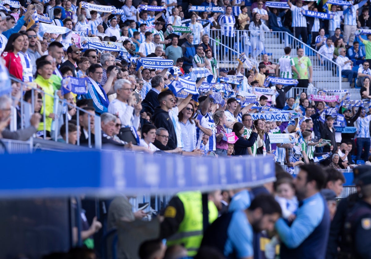 Aficionados del Málaga entonan el himno antes del partido frente al Córdoba.