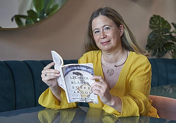 María Luisa Regalado Rodríguez posa para SUR con su novela 'Lechuza blanca sobre Argos'