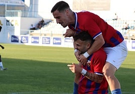 Pato celebra el tanto del Torre del Mar.