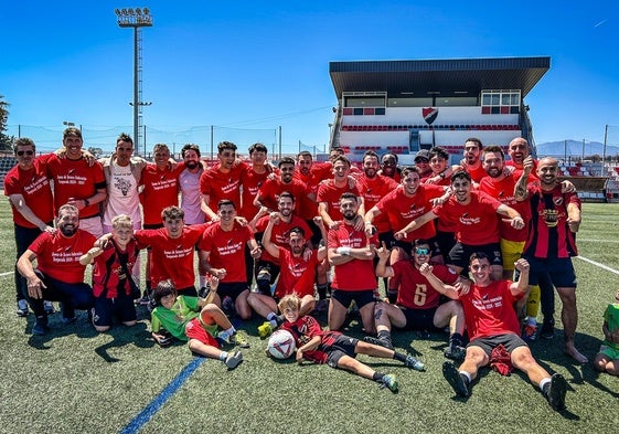 Los jugadores y técnicos del San Pedro celebran el ascenso.