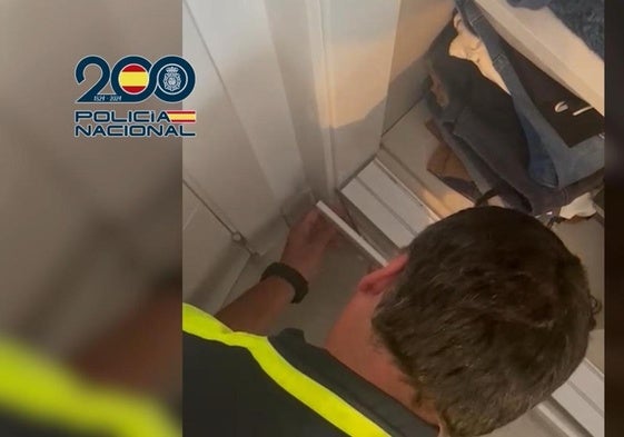 Marco de un armario donde se halló un papel con las claves de las criptomonedas.