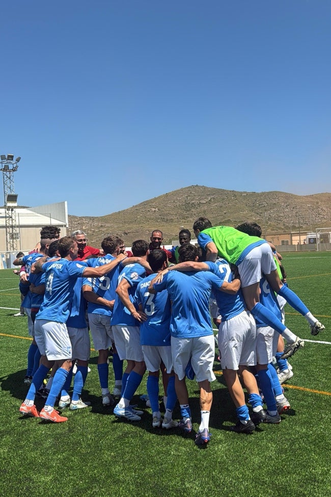 Los jugadores del Estepona festejan el haber asegurado la clasificación para el 'play-off' de ascenso a Primera FEF.
