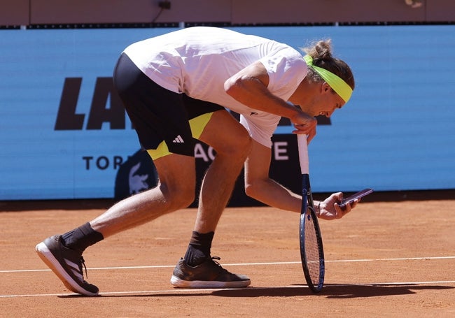 Zverev se gana un 'warning' por tomar una foto a la huella de la bola en la línea en un punto que se le concedió a Davidovich en el tramo final del segundo set.