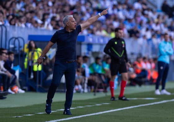 Pellicer da instrucciones a sus jugadores desde la banda.