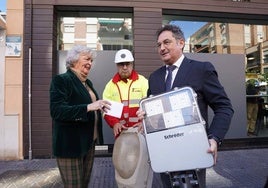 Los concejales Teresa Porras y Francisco Cantos acuden a un cambio de luminarias en la calle Gordon, en la zona de Cristo de la Epidemia.