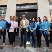 Kike Pérez, director general del Málaga, corta el lazo simbólico de la apertura de la tienda oficial del club en Calle Larios, 3.
