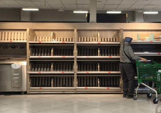 Sección de panadería de un supermercado este lunes.