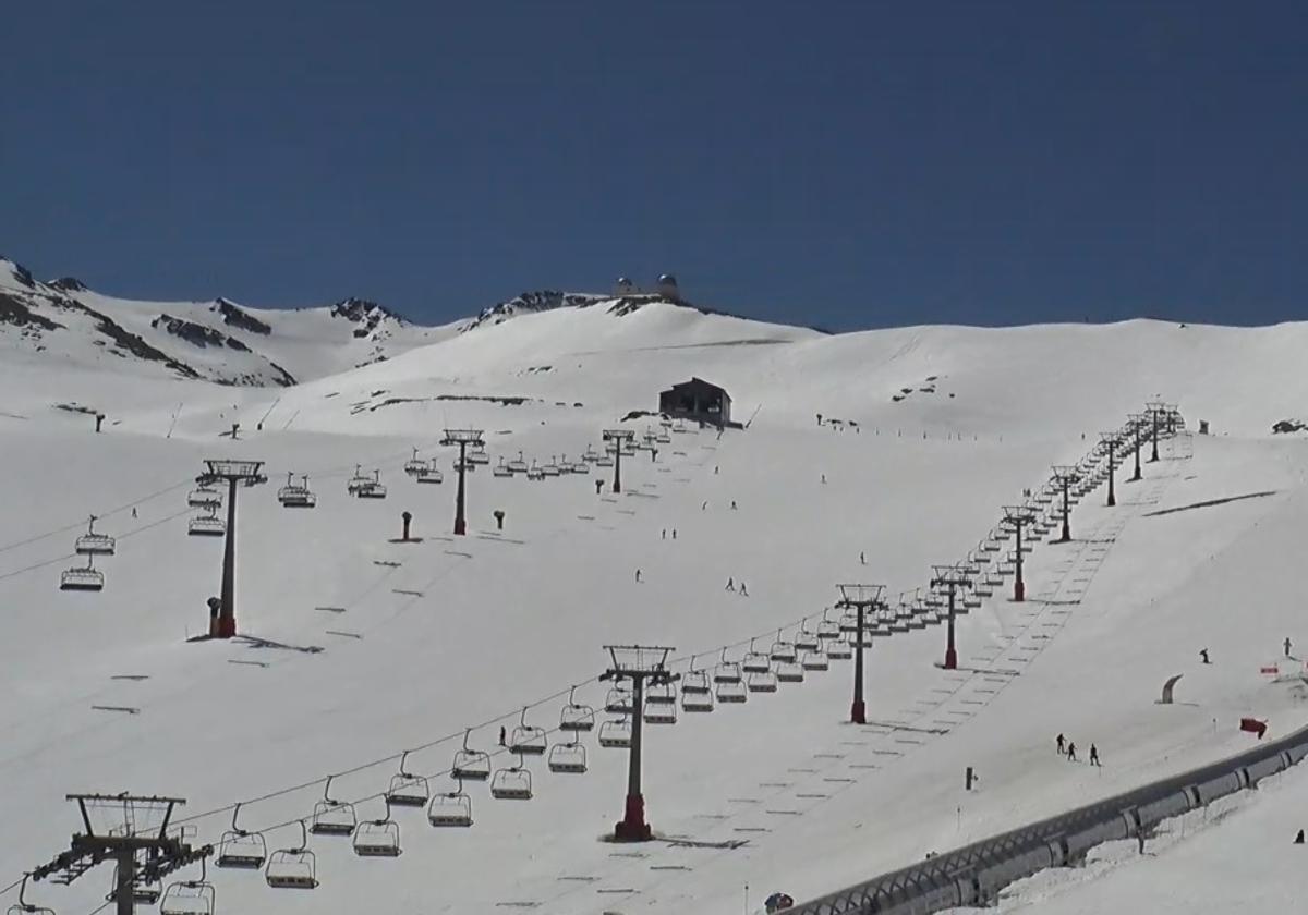Sierra Nevada evacúa a los usuarios de los remontes y telecabina con los motores auxiliares