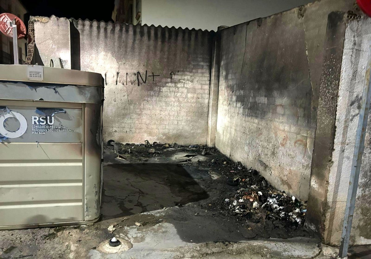 El apagón deja una veintena de contenedores calcinados y daños leves en varios vehículos de Campillos