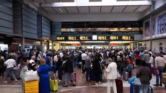 Viajeros esta mañana esperando en el vestíbulo de la estación María Zambrano.