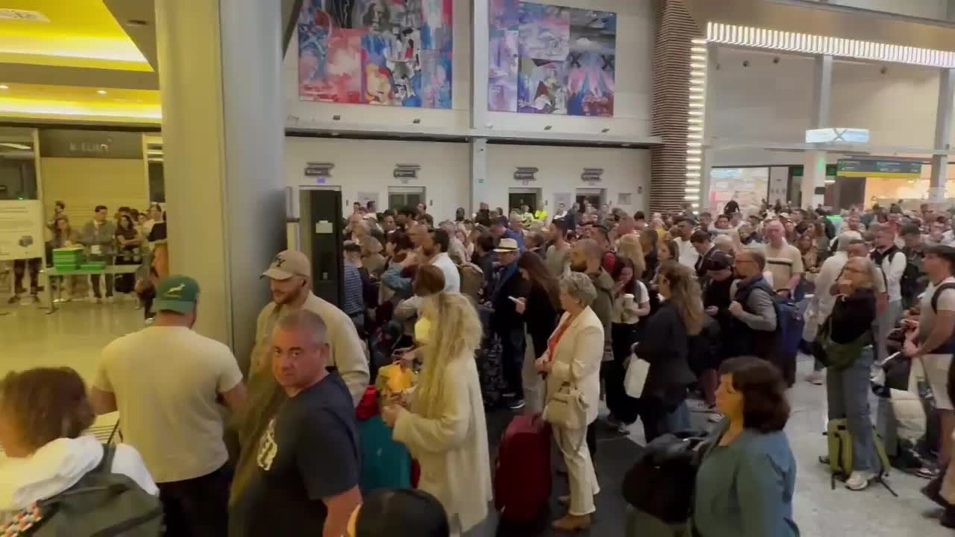 Largas colas en la estación María Zambrano tras recuperarse el servicio del AVE en Málaga