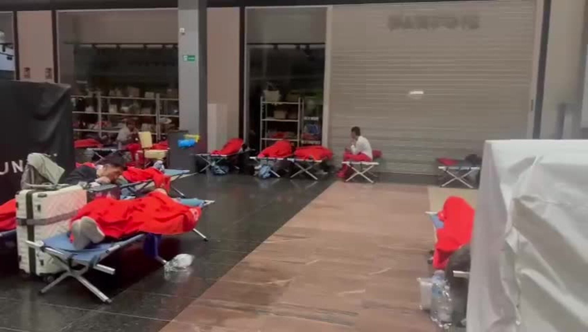 Noche en estación María Zambrano en Málaga: pasajeros duermen en camas habilitadas