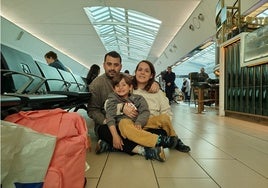 La familia Jiménez Martínez, a la espera de coger el vuelo de vuelta a Málaga.